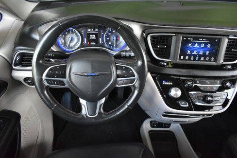 Used 2020 Chrysler Pacifica Touring-L image 16