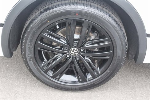 Used 2022 Volkswagen Tiguan SE R-Line image 12
