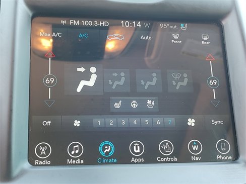 Used 2017 Chrysler 300 C image 18