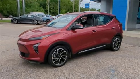 Certified 2022 Chevrolet Bolt EUV Premier w/ Sun & Sound Package image 4