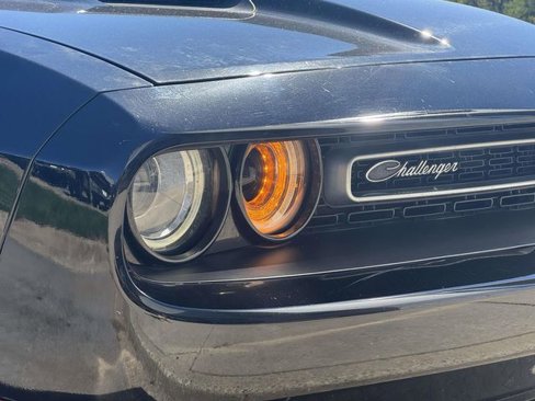 Used 2017 Dodge Challenger SXT image 4
