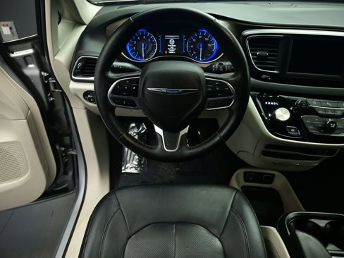 Used 2019 Chrysler Pacifica Touring-L image 2