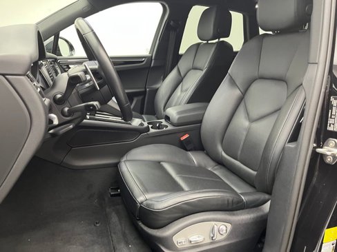 Certified 2024 Porsche Macan image 5