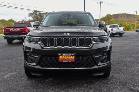 Certified 2023 Jeep Grand Cherokee Laredo w/ Luxury Tech Group I image 9