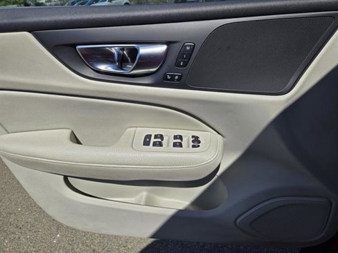 Used 2022 Volvo S60 B5 Momentum image 25