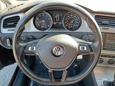 Used 2017 Volkswagen Golf S image 18