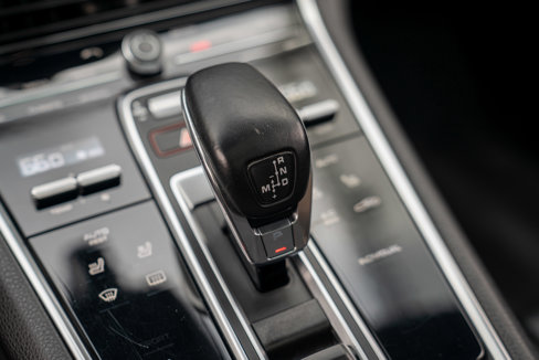 Used 2018 Porsche Panamera 4 image 25