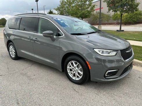 Used 2022 Chrysler Pacifica Touring-L image 3