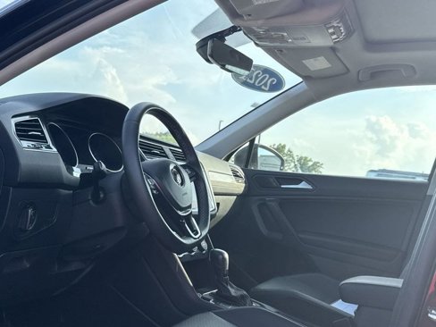 Used 2021 Volkswagen Tiguan SE w/ Panoramic Sunroof Package image 8