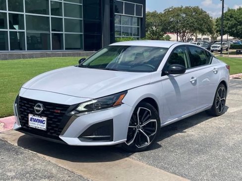Used 2024 Nissan Altima 2.5 SR image 1