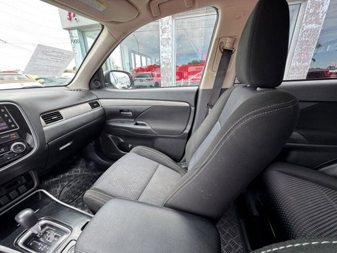 Used 2017 Mitsubishi Outlander SE image 17