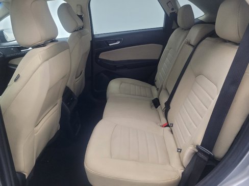 Used 2020 Ford Edge SE image 18