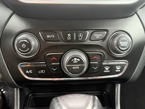 Used 2023 Jeep Cherokee Altitude Lux image 22