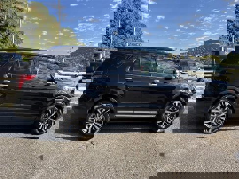 Used 2017 Ford Explorer Platinum image 3