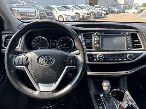Used 2017 Toyota Highlander SE image 5