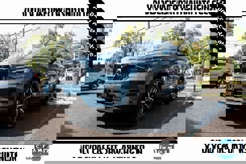 Certified 2025 Volvo XC40 B5 Core image 1