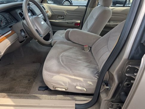 Used 2002 Ford Crown Victoria image 11