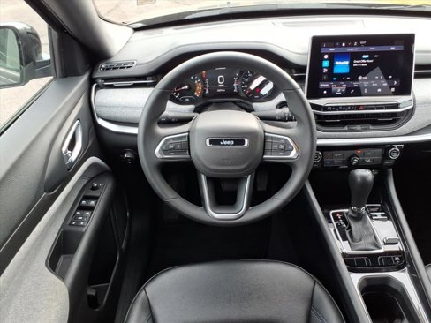 Used 2024 Jeep Compass Latitude image 10