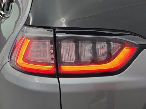 Used 2020 Jeep Cherokee Limited image 33