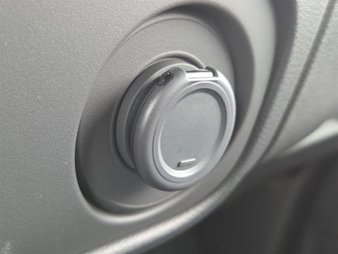Used 2025 Nissan Frontier SV image 32