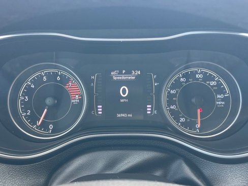 Used 2020 Jeep Cherokee Latitude w/ Cold Weather Group image 11
