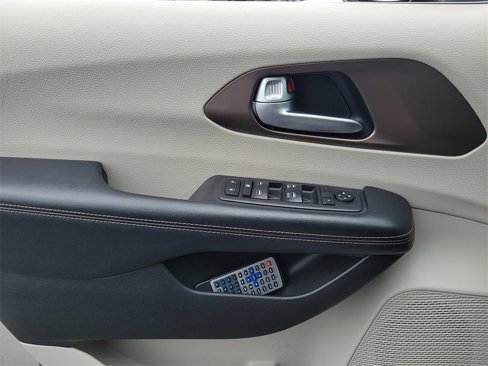 Used 2018 Chrysler Pacifica Touring-L w/ Advanced Safetytec Group image 17