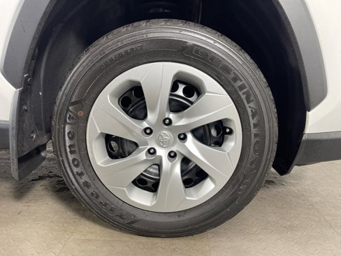 Used 2022 Toyota RAV4 LE image 9
