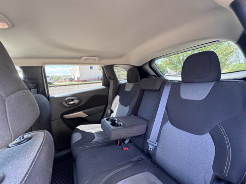 Used 2018 Jeep Cherokee Latitude w/ Altitude Package image 16