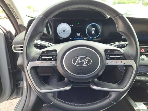 Used 2022 Hyundai Elantra Limited image 12