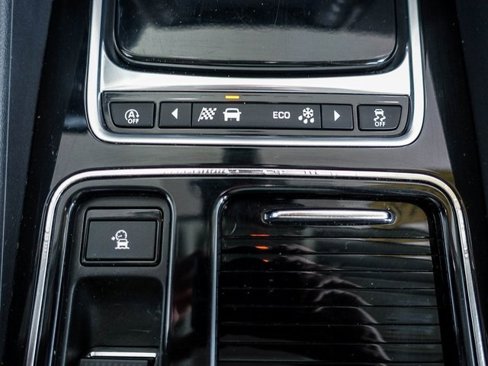 Used 2018 Jaguar F-PACE Premium image 22