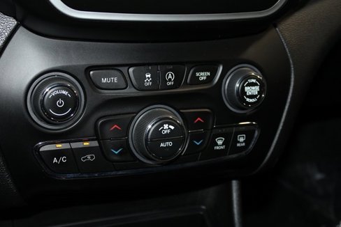 Used 2020 Jeep Cherokee Latitude Plus w/ Comfort/Convenience Group image 19