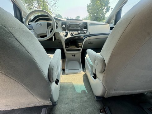 Used 2014 Toyota Sienna L image 14