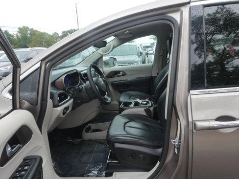 Used 2018 Chrysler Pacifica Touring-L image 12