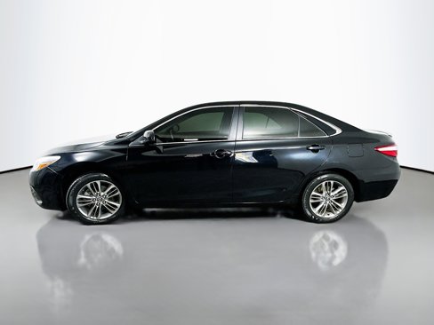 Used 2017 Toyota Camry SE image 4