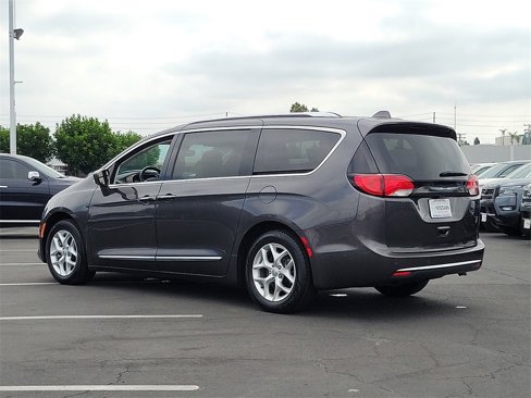 Used 2018 Chrysler Pacifica Touring-L w/ Advanced Safetytec Group image 2