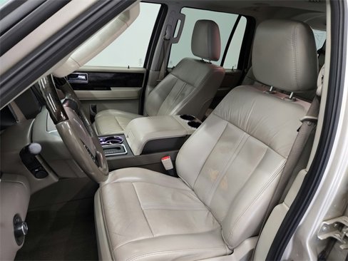 Used 2017 Lincoln Navigator Select image 18
