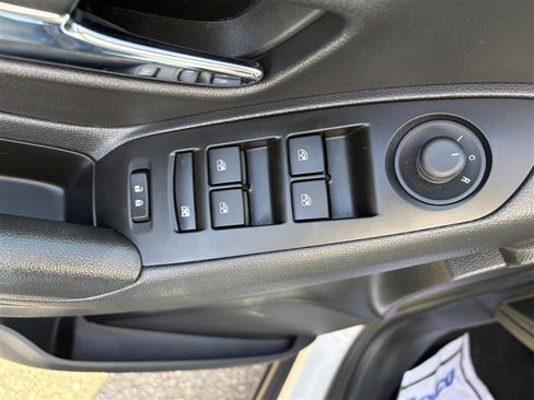 Used 2022 Chevrolet Trax LT w/ LT Convenience Package image 9