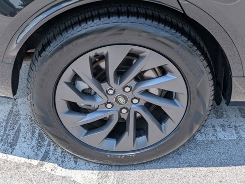 Certified 2024 Land Rover Discovery Dynamic SE image 30