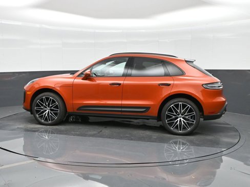 Certified 2025 Porsche Macan image 2