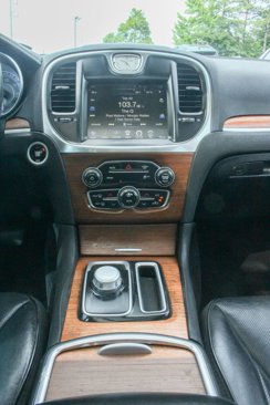 Used 2017 Chrysler 300 C Platinum image 18