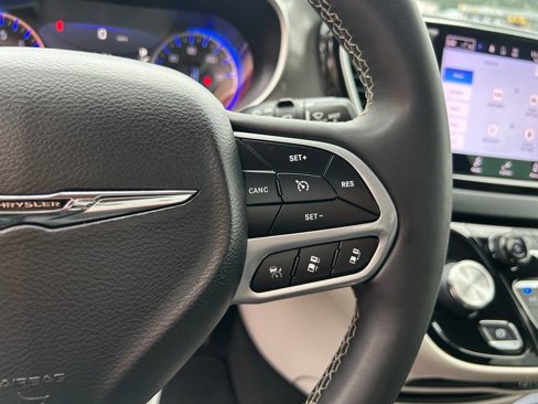 Used 2023 Chrysler Pacifica Touring-L image 20