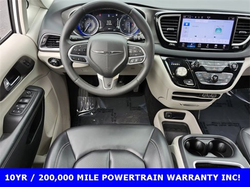 Used 2023 Chrysler Pacifica Touring-L image 6
