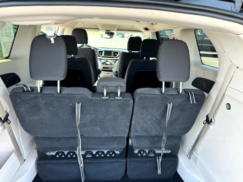 Used 2023 Chrysler Voyager LX image 18