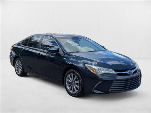 Used 2017 Toyota Camry XLE image 3