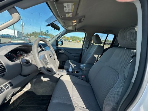 Used 2015 Nissan Frontier SV image 3
