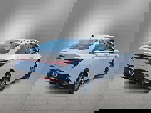 Certified 2024 Hyundai Elantra SE image 8