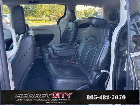 Used 2017 Chrysler Pacifica Touring-L image 17