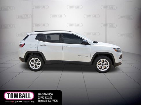 Used 2025 Jeep Compass Latitude image 9
