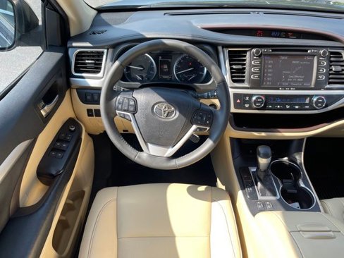 Used 2019 Toyota Highlander XLE w/ Phone Cable & Charge Package image 5