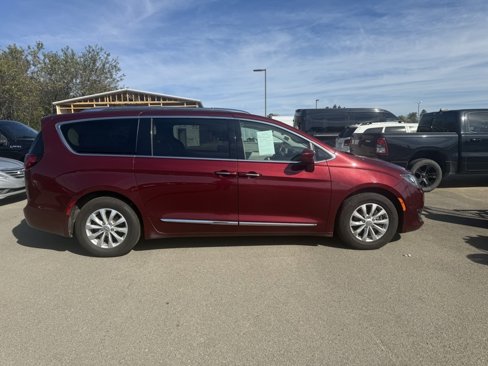 Used 2018 Chrysler Pacifica Touring-L Plus image 5